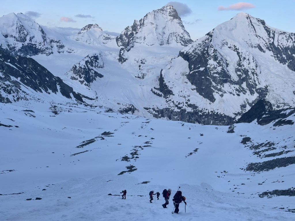 On monte et on patauge avec vue sur la couronne impériale Suisse- © GFHM
